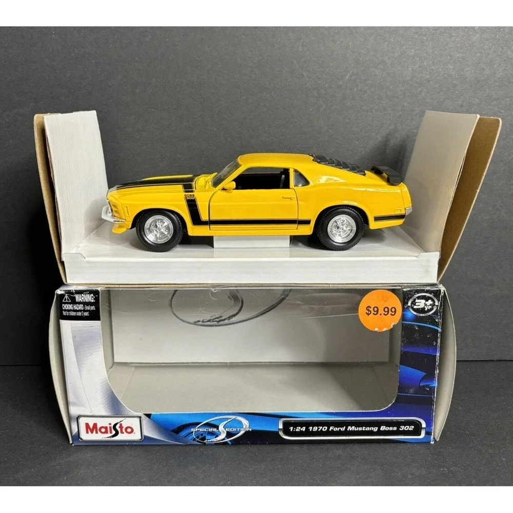 Maisto 1970 Ford Mustang Boss 302 Diecast Car Yellow 1/24 Scale #31900 with Box